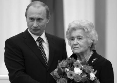 2007年，普京向伊琳娜·安东诺娃颁发“祖国功勋”一级勋章