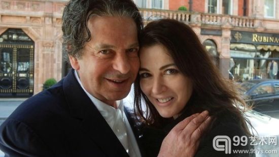 著名艺术品收藏家查尔斯·萨奇与妻子奈杰拉·劳森昔日恩爱合影