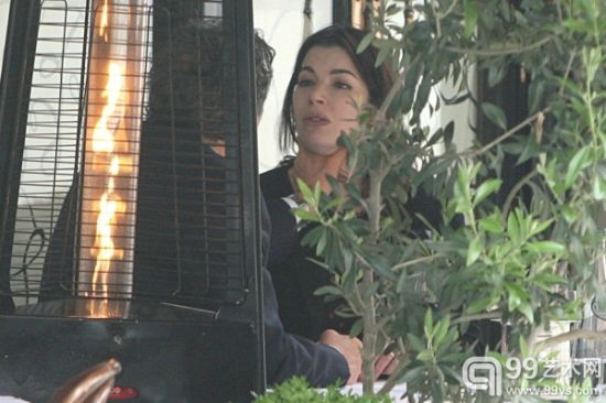 萨奇对劳森“锁喉”