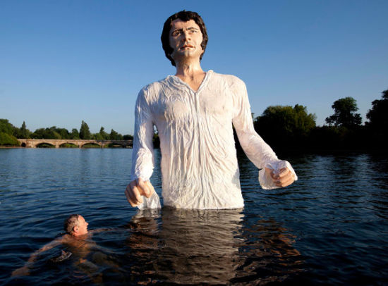 《傲慢与偏见》达西雕塑现身伦敦海德公园