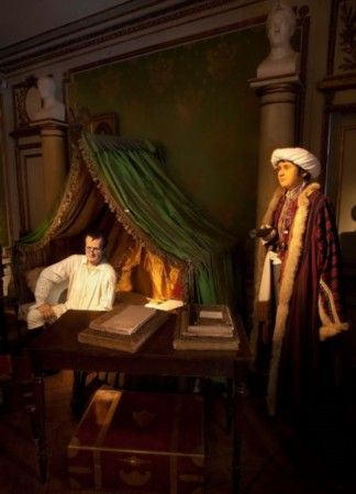 拿破仑一世和他的忠诚骑兵护卫鲁斯唐的蜂蜡人像，前面是拿破仑的办公桌。