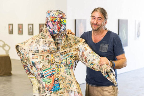 艺术家与用漫画书打造另类的雕塑