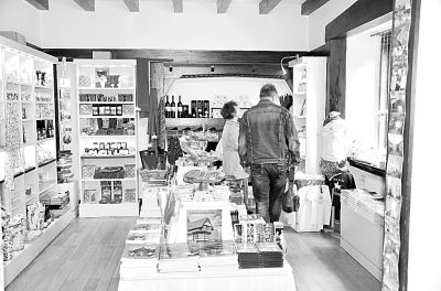 图为签署《波茨坦公告》的采齐琳霍夫宫的小商店。本报记者 柴野摄