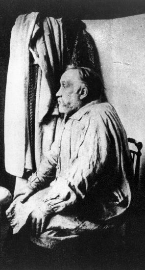 埃德加·德加 埃德加·德加是印象派的重要画家，以画芭蕾舞女而著称，他47岁那年于沙龙中公开展出过一件雕塑（《十四岁的小芭蕾舞女》)，此后,德加似乎退出了雕塑领域，但事实上他从年轻时代开始一直到去世前六年，几乎从未间断过制作雕塑，德加辞世后，人们才发现他的工作室中堆满了他亲手制作的泥塑和蜡塑。 他在创作中之所以对芭蕾舞女演员感兴趣，并非因为她们是漂亮少女。他以印象主义者观察周围风景那种冷漠客观的态度去观察她们，关心的是在人体形状上的明暗的相互作用，是他可以用来表现运动或空间的方式。在印象派艺术大师中，对各种艺术媒介材料运用最广泛、技法掌握最全面的艺术家或非德加莫属。