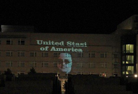 德国光线大师在美驻德使馆投影“美国斯塔西”网页截图