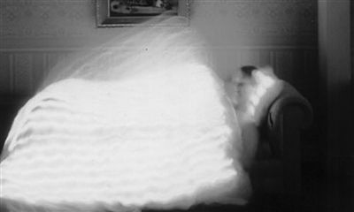 温菲尔德设计的发光羽绒被“浅睡眠的人”。