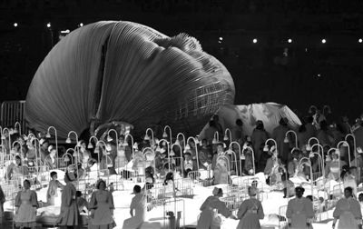 去年，伦敦奥运会开幕式上表现英国国家医疗服务体系（NHS）的段落用到了发光的羽绒被。