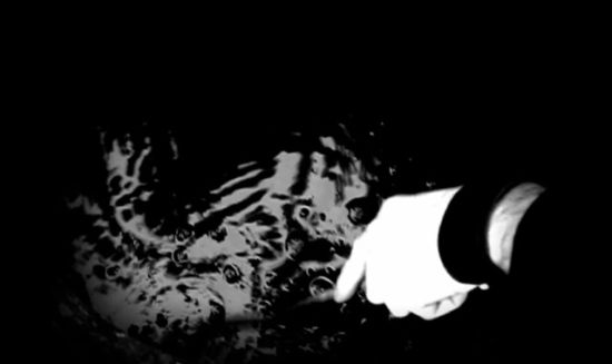 盛洁，废墟（静止画面），2013年，单频录像配自制电子小提琴，PAL制式，黑白，有声，17分18秒