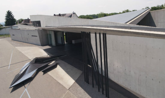 扎哈·哈迪德为施华洛世奇设计的角状装置作品