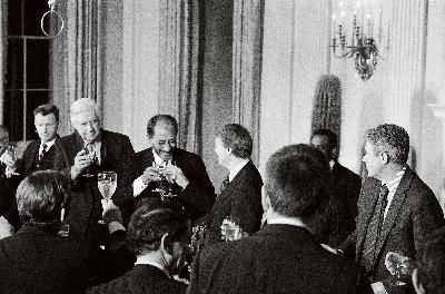 1977年，时任美国总统卡特(后排 左四)访问埃及时，与时任埃及总统萨达特(后排左三)碰杯。