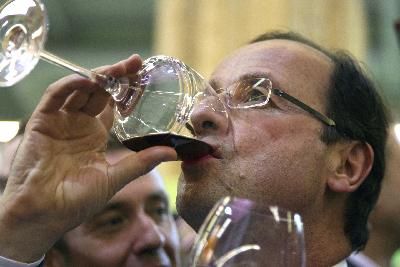 2012年2月28日，奥朗德在总统府品尝葡萄酒。