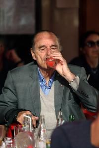 法国前总统希拉克在法国南部度假时品赏美酒。拍摄时间不详。