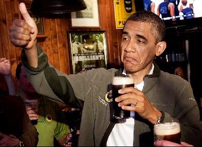 2012年3月，奥巴马在华盛顿畅饮啤酒，举起大拇指夸赞好酒。