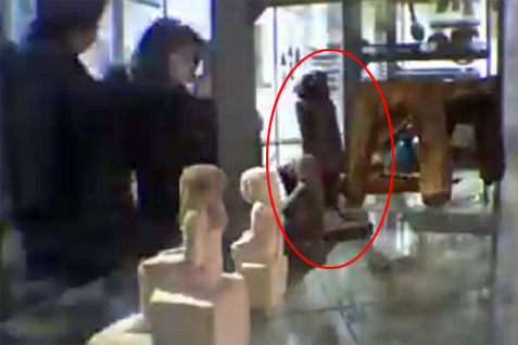 古埃及死神像自动旋转近180度，背向参观者