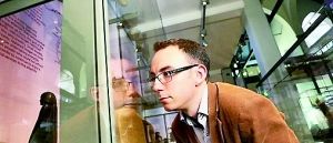 普赖斯观察背向观众的雕像。