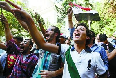 埃及文化艺术界人士在文化部办公楼前举行抗议活动。