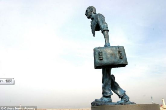 “隐形人”雕塑