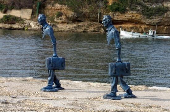 “隐形人”雕塑