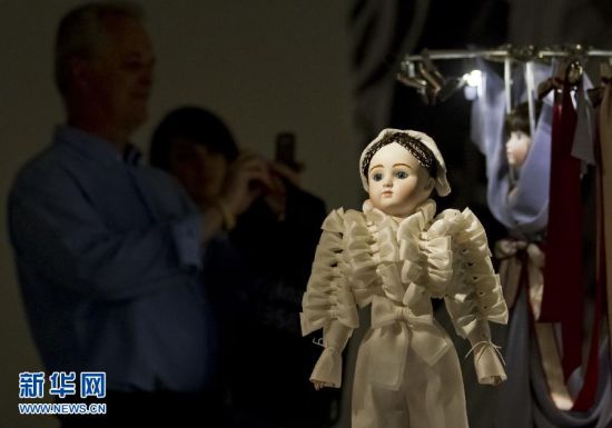 6月14日，在加拿大多伦多的皇家安大略博物馆，人们观看时装玩偶“模特”。新华社发（邹峥摄）