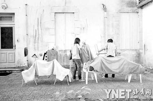 当地时间6月15日，法国波尔多，中国留学生正在清理被袭击的住所