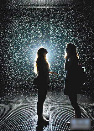 观众体验“雨屋”