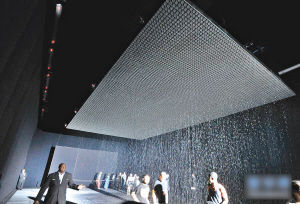 观众体验“雨屋”