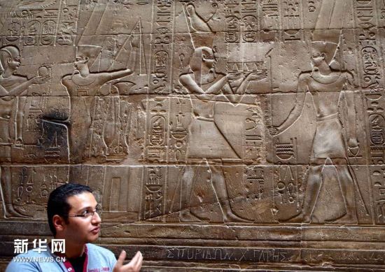 5月26日，在埃及南部城市卢克索，一名埃及游客在卢克索神庙内参观。此前浮雕右侧人物身上的中文涂鸦已基本被清除。