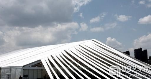 纽约弗里兹艺博会上在兰德尔岛(Wards)的帐篷