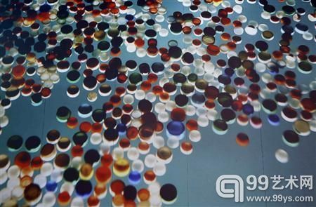 意大利艺术家马里亚·克里斯蒂娜·菲努奇（Maria Cristina Finucci）的装置作品“垃圾带国”局部影像