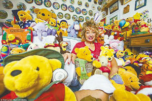 美女子收藏8900只维尼熊