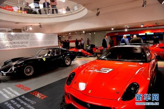 5月7日，在意大利马拉内罗，游客在法拉利博物馆内观看展出的跑车。