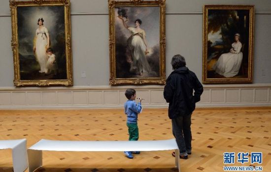 5月12日，市民在瑞士日内瓦艺术与历史博物馆参观。