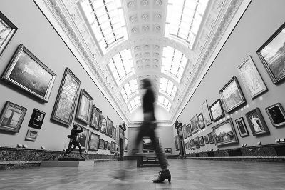 一名参观者穿过重新布局的泰特英国美术馆