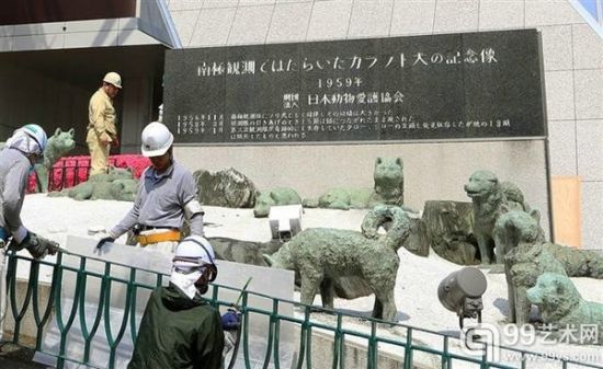 设置在东京塔下的日本首次南极探险队15只桦太犬纪念塑像