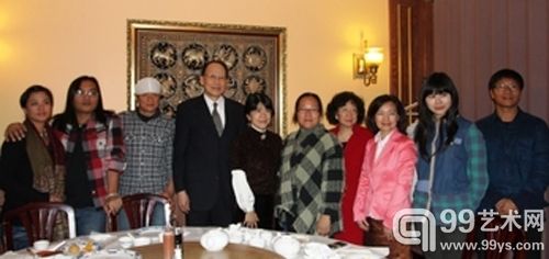 台北驻加拿大经济文化代表处代表处刘志攻博士（左四）和参展的台湾原住民艺术家们在一起。