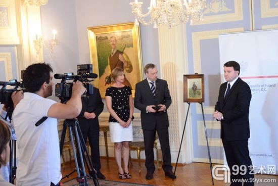 在约瑟夫·勃兰特（Josef Brandt）的《巡逻人》《The Watch》被归还给波兰后，在位于华盛顿的波兰大使馆内举行的一个仪式上，波兰大使面对波兰媒体讲话