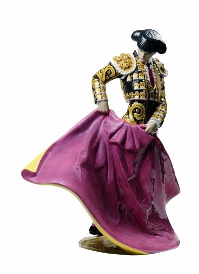 《斗牛士》服装的每个细节都还原了斗牛场上的真实。