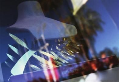 珠宝展示柜已被洗劫一空。图片</p>

<p>　　<strong>戏里，“赫敏”偷明星珠宝</strong></p>

<p>　　《珠光宝气》是美国女导演索非亚·科波拉执导，影片根据由《名利场》报道的真实事件改编：一群南加州中学生曾进入帕里斯·希尔顿、梅根·福克斯等明星的豪宅，窃取了包括珠宝、名牌包等200万美元物品。影片的主演是曾在《哈里·波特》系列影片中扮演赫敏的艾玛·沃森。在影片中，艾玛扮演年轻的舞蹈演员、瑜伽教师妮可。不过很快，沉迷服装的妮可也加入了盗窃小分队。虽然电影延续了科波拉的前两部作品《玛丽皇后》和《在某处》泡泡糖式的轻快路线。但这部电影在戛纳放映后，却收获了口碑两极化。</p>

<p>　　<strong>戏外，明星的珠宝被盗</strong></p>

<p>　　就是有这么巧合。电影上映的同一天，位于戛纳电影宫附近的一高档酒店就发生了盗窃案。据外媒报道，当地警方表示，这批珠宝17日清晨在当地一家酒店内失窃，整个作案过程堪比经典电影桥段，数名窃贼清晨5点前潜入瑞士珠宝赞助商萧邦珠宝行一个美国女雇员房间，从衣柜中找出保险柜。这些珠宝原本是临时借给出席电影节的明星们的“行头”，不料被窃贼抢先一步，连同保险柜和里面的珠宝一同偷走。据悉，案发酒店距离主会场仅15分钟车程，警方正在调阅城市监控系统的录像，寻找破案线索。</p>

<p>　　盗窃事件曝光后，电影节组委会一官员披露，作为戛纳电影节官方合作伙伴，萧邦为电影节提供的118克黄金制成的“金棕榈”奖杯安全无恙，奖杯造价约合2.6万美元。 这个案件也让各大酒店安保措施加强了不少，当地警方也在酒店附近布下重兵，严防失窃事件再次发生。</p>
<!-- publish_helper_end -->
                 

					<div class=