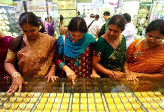 据说，印度人消费的大部分黄金都是为了女儿的嫁妆。有不少印度父母，一辈子的积蓄都花在了女孩的嫁妆和婚礼仪式上。