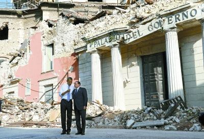 G8峰会在拉奎拉震后的废墟上举行，图为美国总统奥巴马与意大利时任总理贝卢斯科尼在废墟前交谈。