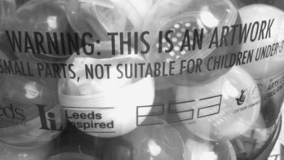 这台老式自助售货机曾用于销售新奇的小玩具，现在装满了“胶囊艺术品”。