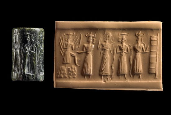 刻有神祇的蛇纹石印章，前 2300 至前 2150 年，源自乌尔。