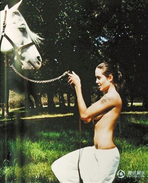 朱莉半裸喂马照