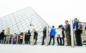 巴黎卢浮宫闭馆一天后重新开放