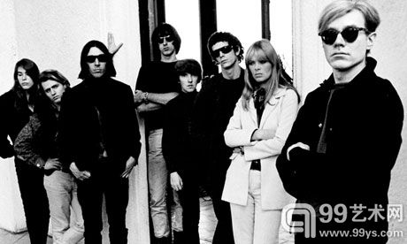 约1965年，沃霍尔和杰拉德·马兰加（Gerard Malanga）、地下丝绒乐队和尼可在洛杉矶合影留念