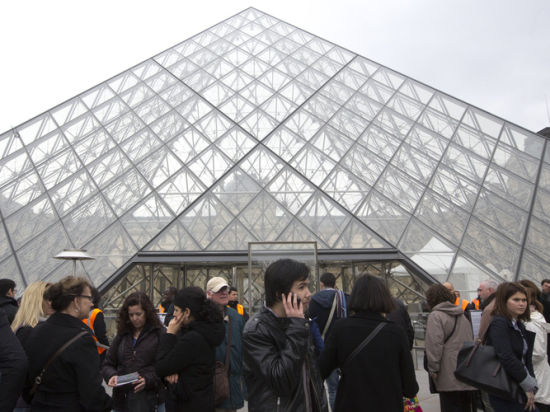 卢浮宫因保安罢工抗议治安糟糕闭馆一天