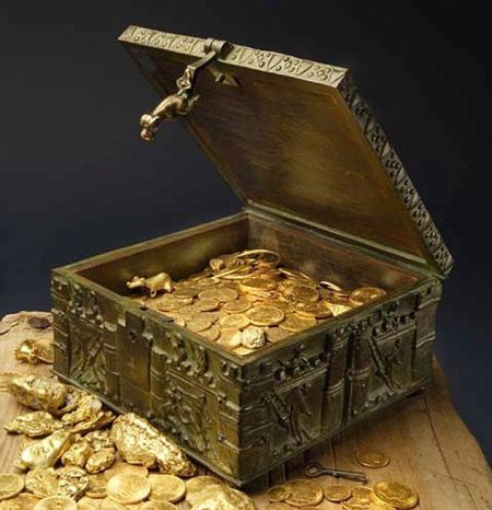 根据芬恩公布的照片，藏宝箱里装有许多罕见金币和金块，价值超过200万美元。
