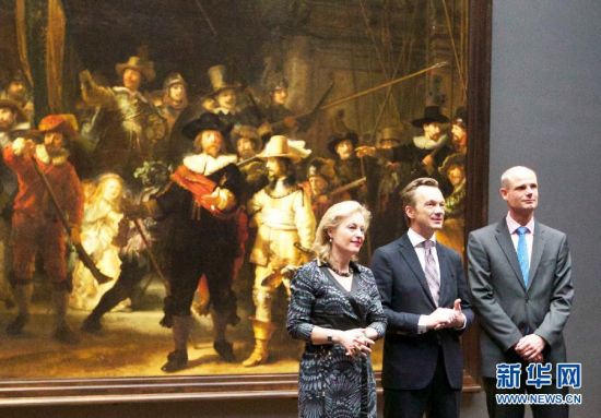 4月4日，在荷兰国立博物馆举行的媒体活动上，荷兰教育、文化和科学部长耶特·比塞马克女士(左)等站在伦勃朗名作《夜巡》前接受采访。
