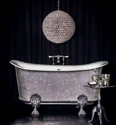 这款浴缸造价15万英镑，镶有数千水晶