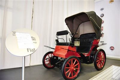 2菲亚特4 HP 1899年，乔瓦尼·阿涅利一世等人联合创立了都灵汽车联盟（简称F.I.A.T.），这辆4 HP就是当时的菲亚特生产的第一款车，在1899年只生产了8辆，随后一年又生产了18辆，不过目前世界上只有4辆。